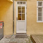 Sanders Central - Petite One-Bedroom Apartment In The Middle Of It All
